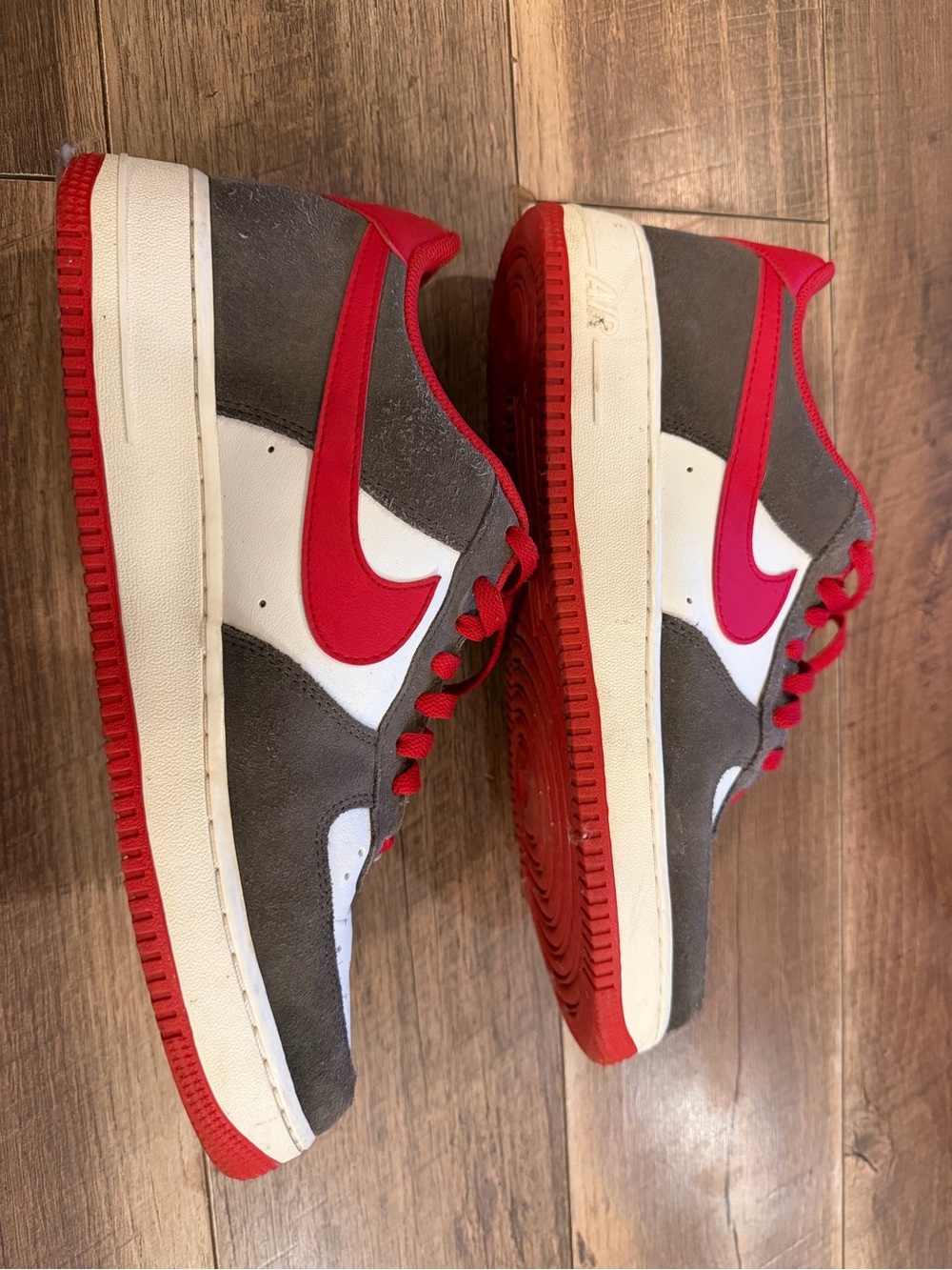 Nike Men’s Gray, White & Red Low-Top Sneakers